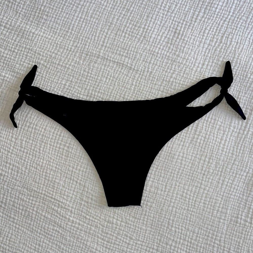Beach Bunny swim bottoms. Sz M Black and SEXY